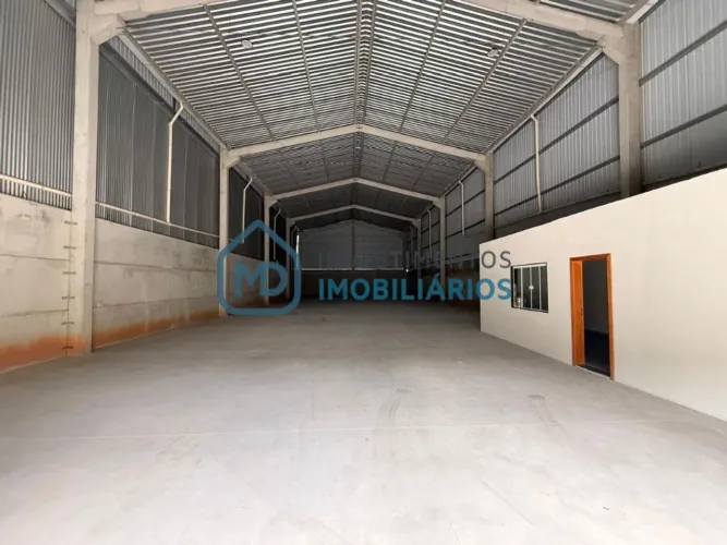 Galpão novo com 650m² escritório e banheiro. Maracanã/Cariacica.