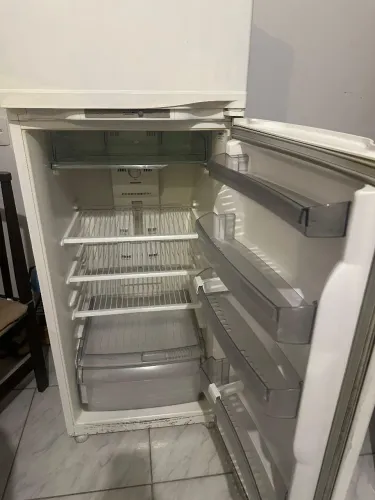 Geladeira funcionando perfeitamente, nunca foi mexida. Motivo da venda, mudança.