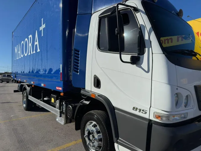 ACCELO 815 CE 2P COM PLATAFORMA FECHADA BRANCA 2022/2022