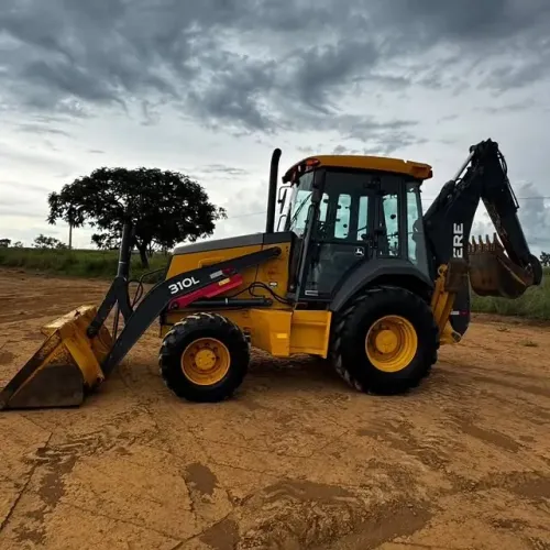 RETROESCAVADEIRA JOHN DEERE