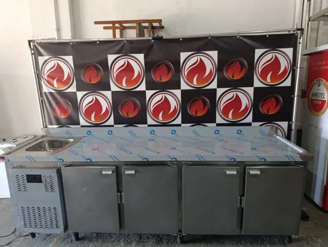 Balcão refrigerado 220 volts 4 portas 1 cuba esquerda todo no aço inox no estado de novo