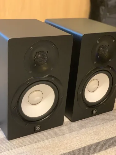 Par de Monitores Yamaha HS7