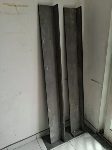 Vendo 2 pedras de granito preto com acabamento nas bordas,  medindo: 1, 80 x 0,20 cm cada