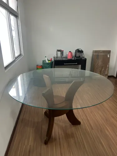 Mesa de jantar, tampo de vidro+pé de madeira