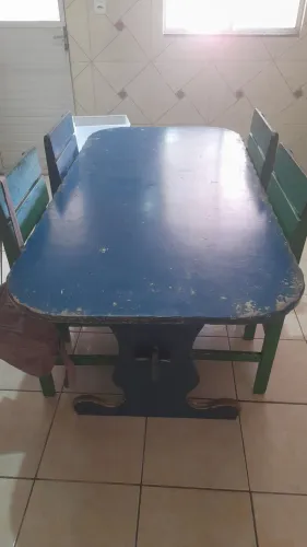 Mesa de madeira com 6 cadeiras