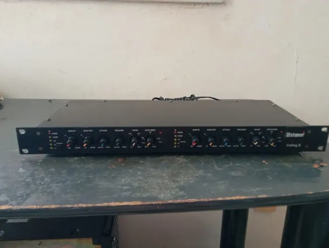 Compressor de Áudio Staner Coling S - 110/220V