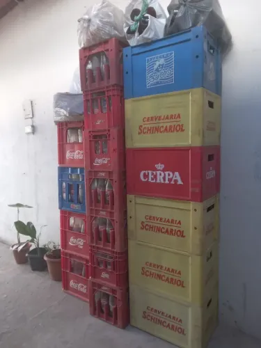 Grades com garrafas de refrigerante de250ml, 300ml e 1L.