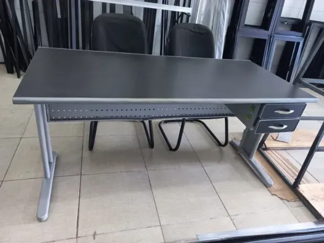 Mesa para Escritório Preta e Cinza em Excelente Estado