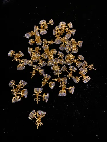 KIT COM 34 BRINCOS OVAIS DE ZIRCÔNIA BANHADAS A OURO 18K