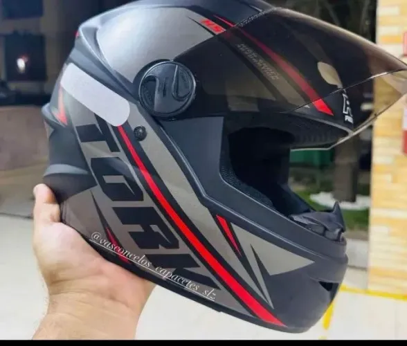 Capacete Modelo R8 na promoção