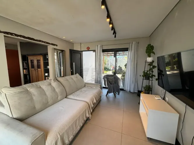 Excelente casa em localização privilegiada no Laranjal. Zona Alta!