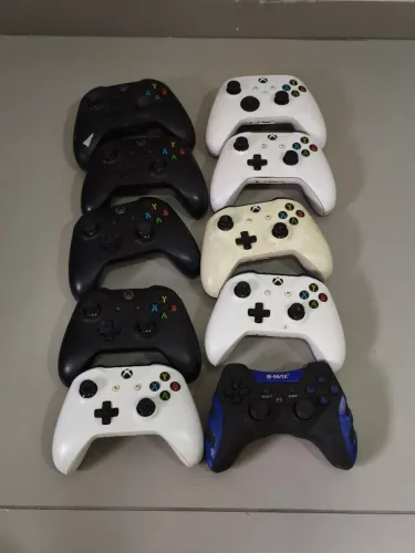 Lote controle Xbox no estado, tirar peças ou conserto