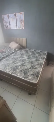 Cama box casal, já vem com alguns sentimetro de espuma ortopédica e confortável