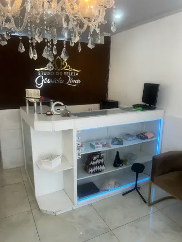 Recepção balcão com vitrine 