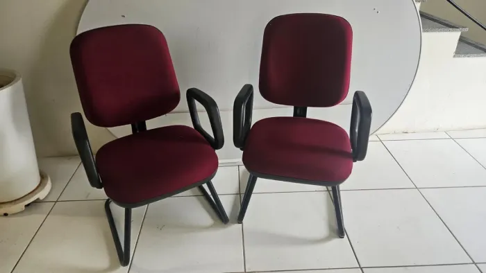 Cadeiras de escritório Cavaletti fixas usadas em bom estado 