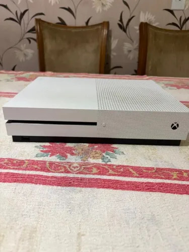 Xbox one S 1tera em excelente estado 1 controle e 2 jogos físicos