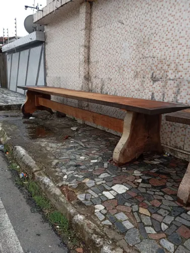Mesa rústica de madeira angelim em pedra
