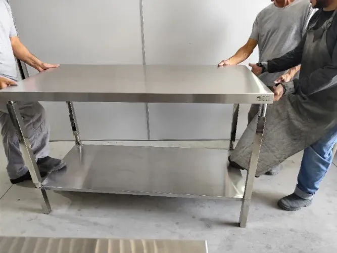 Bancada Inox 1,80x0,70x0,90m com Espelho Sanitário