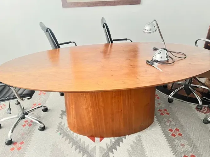 Mesa de reuniões oval e 8 cadeiras