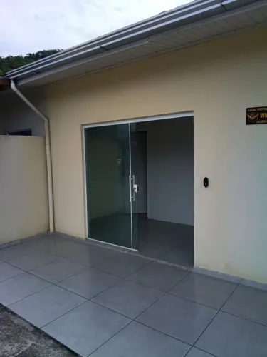 Sala comercial em Matinhos, em frente a Guarda Municipal com 40m²