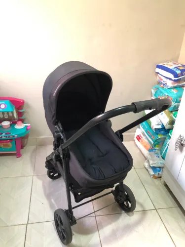 Vendo carrinho de bebê com bebê conforto
