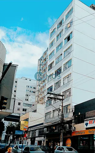 Excelente apartamento quarto e sala, frente, na Rua Santo Antônio Centro