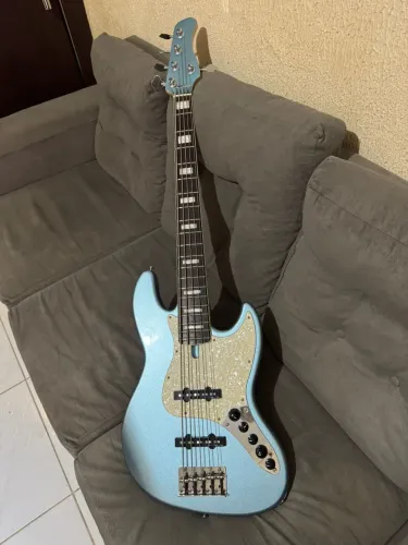 Baixo sire v7 Marcus Miller segunda geração 5 cordas 