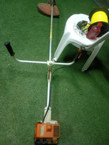 Vendo roçadeira profissional iskil 220 motor 2 tempos , muito boa pra trabalhar no campo o