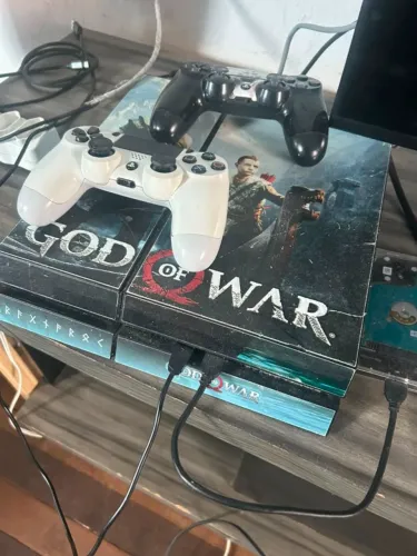 Vendo PS4 com 3 controles originais
