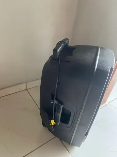 Caixa Amplificada Mondial, modelo CM-500, com potência de 500W.