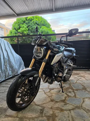 Honda CB650R 2023 - Verde - Muito Nova - Apenas 8.500 km - (segundo dono).