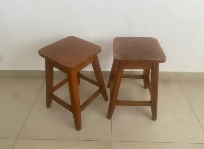 2 banquetas em madeira ? maciça 