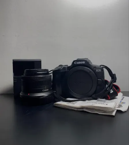 Canon EOS R100 com lentee RF-S 18-45mm