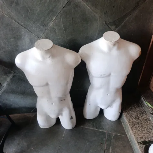 Vende se manequins e objetos para loja