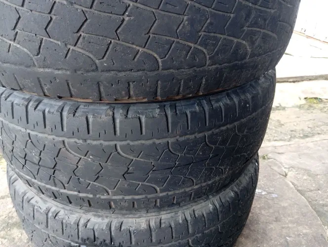 (04) pneus 245/70 aro 16, vl 800.00