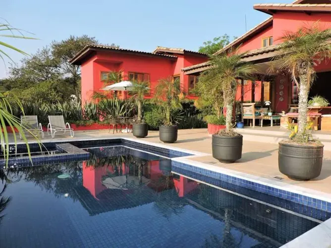 CASA TÉRREA - MARAVILHOSA! 4 suítes, piscina borda infinita, varanda gourmet e linda vista