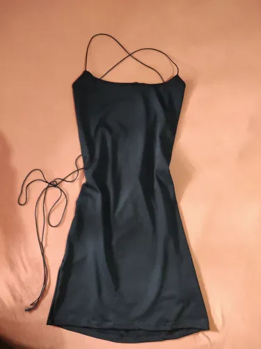DESAPEGO: Vestido Azul Marinho com costas entrelaçados.