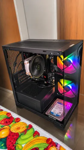 PC Gamer Aquário Ryzen 5 5600GT | 16GB RAM | Windows 11 Pro (Apenas 10 meses de uso!)