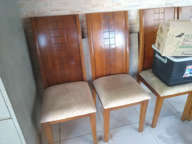 Mesa em excelente estado, com seus cadeiras 1800, reais. Estudo oferta.