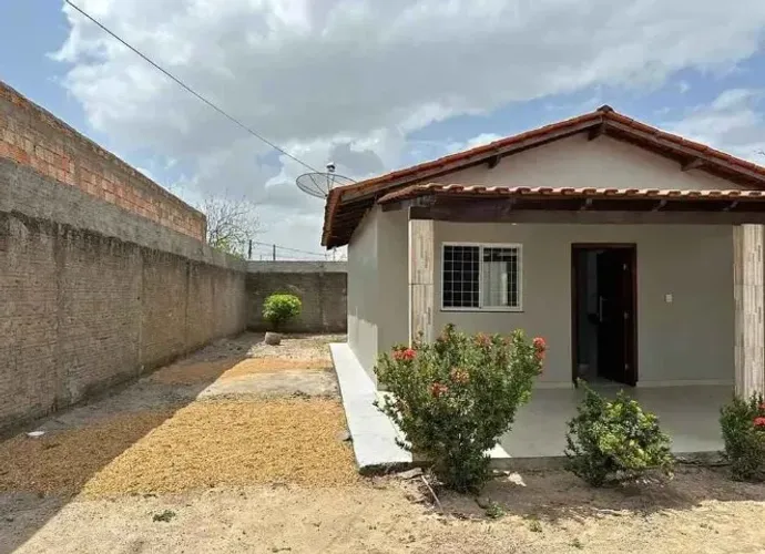 - CASA À VENDA BEM LOCALIZADA