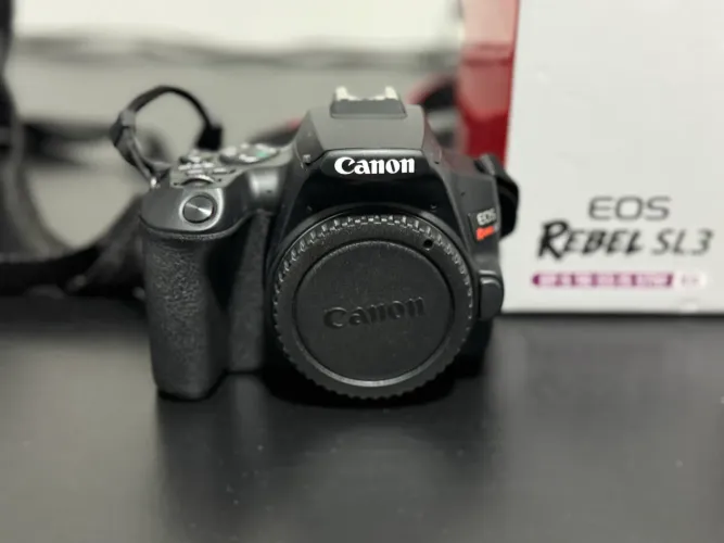 Canon EOS Rebel SL3 + Lente 18-55mm - Estado de Nova