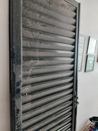 Porta de alumínio preta de 70 x 2,10