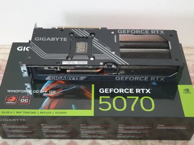 Placa de Video RTX 5070 Windforce OC SFF 12G Gigabyte