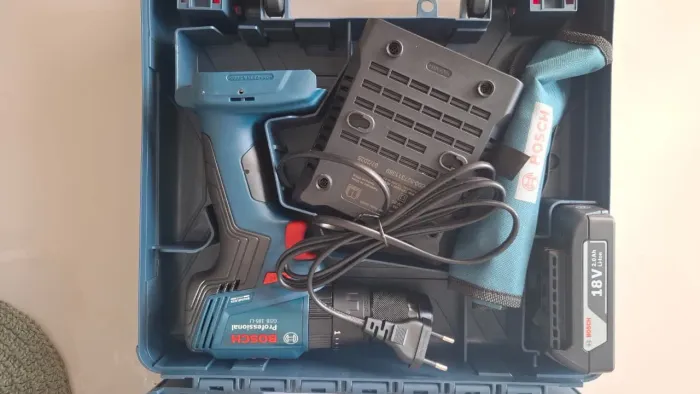 Parafusadeira Bosch 18V com Maleta e Jogo de Brocas