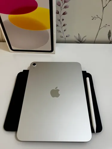 iPad 11 128GB + Teclado Magnético c/ Trackpad + Caneta Stylus