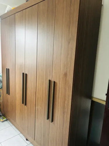 Guarda-Roupa 6 Portas - Amadeirado - Ótimo estado 