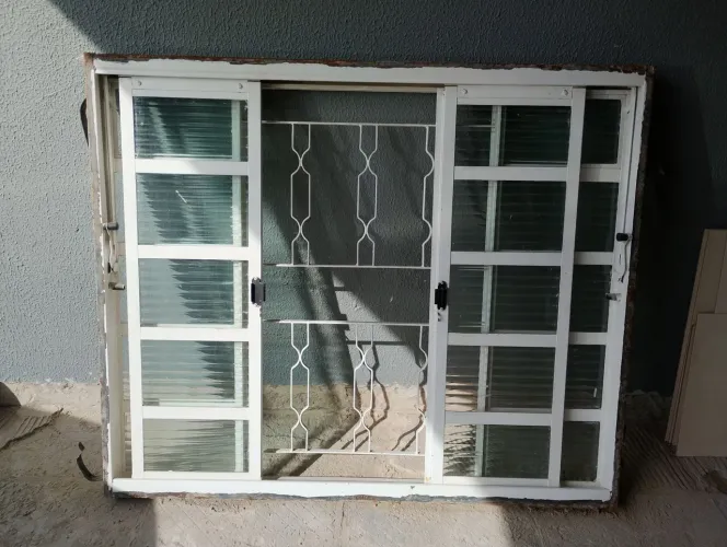 Janela de ferro com vidro e grade 1,20x1,00