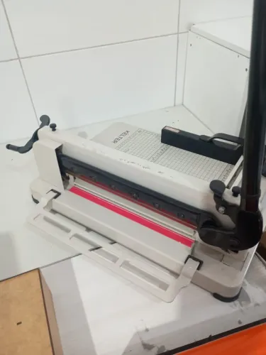 guilhotina semi industrial kelter , preço nova na media de 1.100,00 , em perfeito estado 