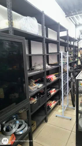 Vendo prateleira e balcões de ferro ideal para bazar! 500.00 cada peça.
