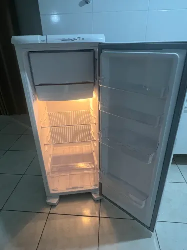 Geladeira degelo prático 240L 
